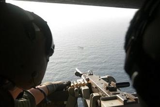 In&nbsp;this&nbsp;photo&nbsp;taken&nbsp;on&nbsp;Monday,&nbsp;May&nbsp;4,&nbsp;2009&nbsp;and&nbsp;released&nbsp;by&nbsp;South&nbsp;Korea's&nbsp;Joint&nbsp;Chiefs&nbsp;of&nbsp;Staff,&nbsp;South&nbsp;Korean&nbsp;snipers&nbsp;on&nbsp;a&nbsp;helicopter&nbsp;aim&nbsp;at&nbsp;a&nbsp;pirate&nbsp;ship&nbsp;about&nbsp;37&nbsp;kilometers&nbsp;(23&nbsp;miles)&nbsp;south&nbsp;of&nbsp;Aden&nbsp;port&nbsp;in&nbsp;Yemen.&nbsp;(AP&nbsp;Photo/&nbsp;South&nbsp;Korea's&nbsp;Joint&nbsp;Chiefs&nbsp;of&nbsp;Staff,&nbsp;HO)