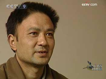 Huang Gang said, "This place is much better than my old house. The electricity and gas are all working well. I even have running water. In my old home, I had to pump water from a well."