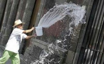 Government&nbsp;workers&nbsp;clean&nbsp;buildings&nbsp;to&nbsp;combat&nbsp;Influenza&nbsp;A&nbsp;H1N1&nbsp;in&nbsp;downtown&nbsp;Mexico&nbsp;city&nbsp;May&nbsp;5,&nbsp;2009.&nbsp;The&nbsp;flu&nbsp;outbreak&nbsp;in&nbsp;Mexico&nbsp;could&nbsp;knock&nbsp;as&nbsp;much&nbsp;as&nbsp;half&nbsp;a&nbsp;percentage&nbsp;point&nbsp;off&nbsp;the&nbsp;country's&nbsp;economic&nbsp;growth&nbsp;this&nbsp;year,&nbsp;the&nbsp;government&nbsp;said&nbsp;on&nbsp;Tuesday,&nbsp;as&nbsp;it&nbsp;promised&nbsp;tax&nbsp;relief&nbsp;and&nbsp;emergency&nbsp;financing&nbsp;to&nbsp;affected&nbsp;companies.REUTERS/Daniel&nbsp;Aguilar