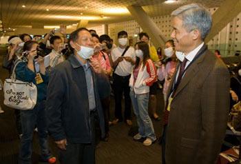 Chinese&nbsp;ambassador&nbsp;to&nbsp;Mexico&nbsp;Yin&nbsp;Hengmin&nbsp;(R)&nbsp;says&nbsp;good-bye&nbsp;to&nbsp;Chinese&nbsp;citizens&nbsp;waiting&nbsp;for&nbsp;boarding&nbsp;at&nbsp;Benito&nbsp;Juarez&nbsp;international&nbsp;airport&nbsp;in&nbsp;Mexico&nbsp;City,&nbsp;capital&nbsp;of&nbsp;Mexico,&nbsp;May&nbsp;5,&nbsp;2009.&nbsp;A&nbsp;total&nbsp;of&nbsp;79&nbsp;Chinese&nbsp;citizens&nbsp;left&nbsp;Mexico&nbsp;City&nbsp;early&nbsp;Tuesday&nbsp;aboard&nbsp;a&nbsp;chartered&nbsp;flight&nbsp;sent&nbsp;by&nbsp;the&nbsp;Chinese&nbsp;government.&nbsp;The&nbsp;plane&nbsp;took&nbsp;off&nbsp;from&nbsp;Mexico&nbsp;City,&nbsp;heading&nbsp;towards&nbsp;Tijuana,&nbsp;northern&nbsp;Mexico,&nbsp;to&nbsp;lift&nbsp;20&nbsp;more&nbsp;Chinese&nbsp;before&nbsp;returning&nbsp;to&nbsp;China.&nbsp;(Xinhua/David&nbsp;De&nbsp;la&nbsp;Paz)