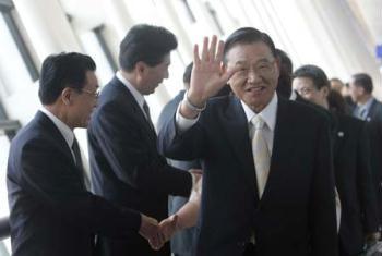 Chiang&nbsp;Pin-kung&nbsp;(R),&nbsp;chairman&nbsp;of&nbsp;the&nbsp;Taiwan-based&nbsp;Straits&nbsp;Exchange&nbsp;Foundation&nbsp;(SEF),&nbsp;waves&nbsp;to&nbsp;people&nbsp;at&nbsp;the&nbsp;Pudong&nbsp;International&nbsp;Airport&nbsp;in&nbsp;Shanghai&nbsp;April&nbsp;29,&nbsp;2009.&nbsp;(Xinhua&nbsp;File&nbsp;Photo/Xing&nbsp;Guangli)