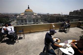 People&nbsp;have&nbsp;breakfast&nbsp;at&nbsp;a&nbsp;restaurant&nbsp;in&nbsp;Mexico&nbsp;City,&nbsp;Wednesday,&nbsp;May&nbsp;6,&nbsp;2009.&nbsp;Mexico&nbsp;ended&nbsp;a&nbsp;five-day,&nbsp;government-ordered&nbsp;shutdown&nbsp;designed&nbsp;to&nbsp;contain&nbsp;the&nbsp;swine&nbsp;flu&nbsp;virus.(AP&nbsp;Photo/Eduardo&nbsp;Verdugo)