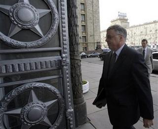 The&nbsp;Canadian&nbsp;ambassador&nbsp;Ralph&nbsp;Lysyshyn&nbsp;enters&nbsp;Russian&nbsp;Foreign&nbsp;Ministry&nbsp;headquarters&nbsp;in&nbsp;Moscow&nbsp;Wednesday,&nbsp;May&nbsp;6,&nbsp;2009.(AP&nbsp;Photo/Ivan&nbsp;Sekretarev)