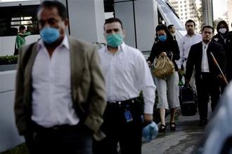 Workers,&nbsp;some&nbsp;wearing&nbsp;protective&nbsp;masks&nbsp;as&nbsp;a&nbsp;precaution&nbsp;against&nbsp;swine&nbsp;flu,&nbsp;arrive&nbsp;for&nbsp;work&nbsp;in&nbsp;Santa&nbsp;Fe&nbsp;neighborhood,&nbsp;Mexico&nbsp;City,&nbsp;Wednesday,&nbsp;May&nbsp;6,&nbsp;2009.(AP&nbsp;Photo/Rodrigo&nbsp;Abd)