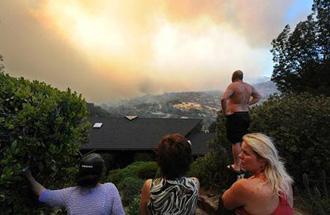 At least half a dozen homes were destroyed and 2,000 evacuated on the outskirts of Santa Barbara on Wednesday as a fierce, wind-whipped wildfire raged in rugged foothills above the central California seaside city. (Xinhua/AFP Photo)
