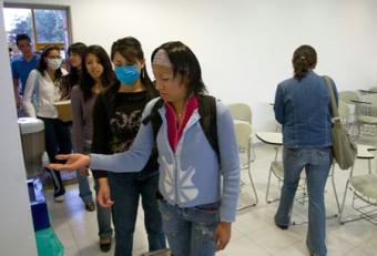 Students&nbsp;spray&nbsp;hand&nbsp;sanitizer&nbsp;before&nbsp;attending&nbsp;classes&nbsp;at&nbsp;the&nbsp;National&nbsp;Autonomous&nbsp;University&nbsp;of&nbsp;Mexico&nbsp;(NAUM)&nbsp;in&nbsp;the&nbsp;Mexico&nbsp;City&nbsp;May&nbsp;7,&nbsp;2009.&nbsp;All&nbsp;high&nbsp;schools&nbsp;and&nbsp;universities&nbsp;in&nbsp;Mexico&nbsp;resumed&nbsp;classes&nbsp;on&nbsp;Thursday&nbsp;as&nbsp;the&nbsp;government&nbsp;said&nbsp;the&nbsp;worst&nbsp;of&nbsp;the&nbsp;flu&nbsp;crisis&nbsp;is&nbsp;over.(Xinhua/David&nbsp;De&nbsp;la&nbsp;Paz)