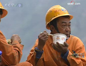 Traffic jams mean the dining truck is always late. So Lao Hu and his fellow workers can never have a meal on time.