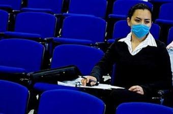 A&nbsp;Mexican&nbsp;student&nbsp;attends&nbsp;her&nbsp;class&nbsp;wearing&nbsp;a&nbsp;surgical&nbsp;mask&nbsp;at&nbsp;the&nbsp;Faculty&nbsp;of&nbsp;Medicine&nbsp;in&nbsp;the&nbsp;Mexican&nbsp;Autonomous&nbsp;University&nbsp;in&nbsp;Mexico&nbsp;City.&nbsp;Global&nbsp;health&nbsp;chiefs&nbsp;warned&nbsp;against&nbsp;complacency&nbsp;over&nbsp;swine&nbsp;flu&nbsp;Thursday&nbsp;saying&nbsp;one&nbsp;in&nbsp;three&nbsp;people&nbsp;may&nbsp;be&nbsp;infected&nbsp;worldwide&nbsp;if&nbsp;there&nbsp;is&nbsp;a&nbsp;pandemic,&nbsp;as&nbsp;life&nbsp;in&nbsp;Mexico&nbsp;got&nbsp;back&nbsp;to&nbsp;normal.(AFP/Luis&nbsp;Acosta)