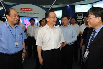 Chinese&nbsp;Premier&nbsp;Wen&nbsp;Jiabao&nbsp;(C)&nbsp;visits&nbsp;Xiamen&nbsp;Overseas&nbsp;Chinese&nbsp;Electronic&nbsp;Co.,&nbsp;Ltd.&nbsp;in&nbsp;Xiamen,&nbsp;a&nbsp;coastal&nbsp;city&nbsp;in&nbsp;southeast&nbsp;China's&nbsp;Fujian&nbsp;Province,&nbsp;May&nbsp;8,&nbsp;2009.&nbsp;Premier&nbsp;Wen&nbsp;Jiabao&nbsp;made&nbsp;an&nbsp;inspection&nbsp;tour&nbsp;in&nbsp;Xiamen&nbsp;on&nbsp;May&nbsp;8.&nbsp;(Xinhua/Li&nbsp;Xueren)