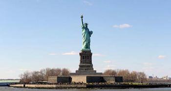 File&nbsp;photo&nbsp;taken&nbsp;on&nbsp;April&nbsp;12,&nbsp;2009&nbsp;shows&nbsp;the&nbsp;Statue&nbsp;of&nbsp;Liberty&nbsp;in&nbsp;New&nbsp;York.&nbsp;Interior&nbsp;Secretary&nbsp;Ken&nbsp;Salazar&nbsp;said&nbsp;on&nbsp;May&nbsp;8&nbsp;the&nbsp;crown&nbsp;of&nbsp;the&nbsp;Statue&nbsp;of&nbsp;Liberty&nbsp;will&nbsp;reopen&nbsp;July&nbsp;4.&nbsp;The&nbsp;statue&nbsp;was&nbsp;closed&nbsp;to&nbsp;the&nbsp;public&nbsp;after&nbsp;the&nbsp;Sept.&nbsp;11,&nbsp;2001,&nbsp;terror&nbsp;attacks&nbsp;because&nbsp;of&nbsp;security&nbsp;concerns.&nbsp;(Xinhua/Shen&nbsp;Hong)