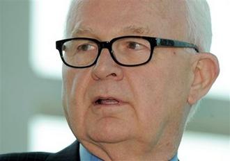 U.S.&nbsp;special&nbsp;envoy&nbsp;for&nbsp;North&nbsp;Korea&nbsp;Stephen&nbsp;Bosworth&nbsp;talks&nbsp;to&nbsp;reporters&nbsp;as&nbsp;he&nbsp;arrives&nbsp;at&nbsp;Incheon&nbsp;airport,&nbsp;west&nbsp;of&nbsp;Seoul,&nbsp;on&nbsp;Friday&nbsp;May&nbsp;8,&nbsp;2009.(AP&nbsp;Photo/JUNG&nbsp;Yeon-je,&nbsp;Pool)