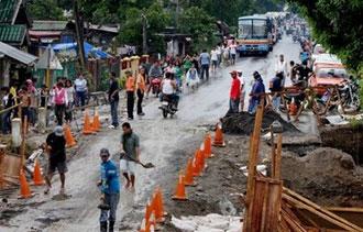 Rescuers&nbsp;and&nbsp;construction&nbsp;workers&nbsp;repair&nbsp;a&nbsp;strom-ravaged&nbsp;bridge&nbsp;along&nbsp;a&nbsp;major&nbsp;highway&nbsp;in&nbsp;the&nbsp;eastern&nbsp;Philippines'&nbsp;city&nbsp;of&nbsp;Sorsogon&nbsp;on&nbsp;May&nbsp;5.(AFP/File/Charism&nbsp;Sayat)