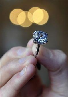 A&nbsp;Sotheby's&nbsp;employee&nbsp;displays&nbsp;a&nbsp;rare&nbsp;vivid&nbsp;blue&nbsp;diamond&nbsp;ring&nbsp;weighing&nbsp;7.03&nbsp;carats,&nbsp;during&nbsp;a&nbsp;preview&nbsp;at&nbsp;Sotheby's&nbsp;in&nbsp;Geneva,&nbsp;Switzerland,&nbsp;Wednesday,&nbsp;May&nbsp;6,&nbsp;2009.(AP&nbsp;Photo/Keystone,&nbsp;Martial&nbsp;Trezzini)