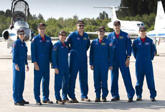 The&nbsp;crew&nbsp;of&nbsp;the&nbsp;space&nbsp;shuttle&nbsp;Atlantis&nbsp;STS-125&nbsp;(L&nbsp;to&nbsp;R)&nbsp;mission&nbsp;specialist's&nbsp;Megan&nbsp;McArthur,&nbsp;Michael&nbsp;Good,&nbsp;pilot&nbsp;Gregory&nbsp;Johnson,&nbsp;commander&nbsp;Scott&nbsp;Altman,&nbsp;mission&nbsp;specialist's&nbsp;John&nbsp;Grunsfeld,&nbsp;Michael&nbsp;Massimino&nbsp;and&nbsp;Andrew&nbsp;Feustel&nbsp;stand&nbsp;for&nbsp;a&nbsp;group&nbsp;photo&nbsp;after&nbsp;arriving&nbsp;at&nbsp;the&nbsp;shuttle&nbsp;landing&nbsp;facility&nbsp;at&nbsp;Kennedy&nbsp;Space&nbsp;Center&nbsp;in&nbsp;Cape&nbsp;Canaveral,&nbsp;Florida&nbsp;May&nbsp;8,&nbsp;2009.&nbsp;(Xinhua/Reuters&nbsp;Photo)