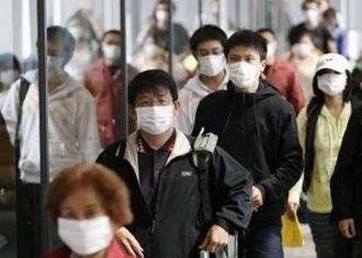 Passengers&nbsp;from&nbsp;the&nbsp;U.S.&nbsp;wearing&nbsp;face&nbsp;masks&nbsp;arrive&nbsp;at&nbsp;Narita&nbsp;international&nbsp;airport&nbsp;in&nbsp;Narita&nbsp;May&nbsp;9,&nbsp;2009.REUTERS/Issei&nbsp;Kato
