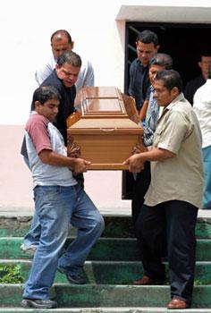 Costa&nbsp;Rica's&nbsp;health&nbsp;minister&nbsp;confirmed&nbsp;the&nbsp;death&nbsp;of&nbsp;a&nbsp;53-year-old&nbsp;patient&nbsp;with&nbsp;swine&nbsp;flu&nbsp;on&nbsp;Saturday,&nbsp;the&nbsp;first&nbsp;death&nbsp;from&nbsp;the&nbsp;pandemic&nbsp;outside&nbsp;of&nbsp;a&nbsp;North&nbsp;American&nbsp;nation.&nbsp;The&nbsp;Photo&nbsp;shows&nbsp;relatives&nbsp;of&nbsp;the&nbsp;dead&nbsp;patient&nbsp;carry&nbsp;his&nbsp;coffin&nbsp;in&nbsp;front&nbsp;of&nbsp;a&nbsp;church&nbsp;in&nbsp;Coronado,&nbsp;Costa&nbsp;Rica,&nbsp;May&nbsp;9,&nbsp;2009.&nbsp;(Xinhua/AFP&nbsp;Photo)