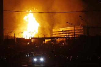 Flames&nbsp;are&nbsp;seen&nbsp;on&nbsp;Bolshaya&nbsp;Ochakovskaya&nbsp;street&nbsp;after&nbsp;an&nbsp;explosion&nbsp;in&nbsp;Moscow&nbsp;May&nbsp;10,&nbsp;2009.&nbsp;A&nbsp;gas&nbsp;pipeline&nbsp;exploded&nbsp;in&nbsp;southwest&nbsp;Moscow&nbsp;early&nbsp;on&nbsp;Sunday,&nbsp;sending&nbsp;flames&nbsp;100&nbsp;metres&nbsp;into&nbsp;the&nbsp;air&nbsp;and&nbsp;setting&nbsp;buildings&nbsp;and&nbsp;cars&nbsp;ablaze.(Xinhua/Reuters&nbsp;Photo)