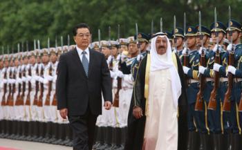 Chinese President Hu Jintao (L) and visiting Kuwaiti Emir Sheikh Sabah al-Ahmad al-Jaber al-Sabah review the guard of honor during a welcome ceremony in Beijing, capital of China, on May 10, 2009. (Xinhua/Yao Dawei)