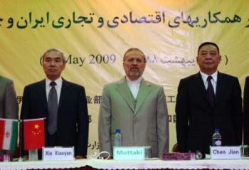 Iranian Foreign Minister Manouchehr Mottaki (C) and China's Vice Minister of Commerce Chen Jian (R) attend a meeting on bilateral trade cooperations in Tehran, Iran, on May 10, 2009. A delegation of Chinese officials and entrepreneurs led by Chen arrived in Tehran on Saturday. (Xinhua/Che Ling)
