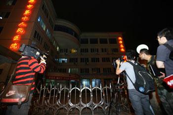 Media reporters gather outside the Chengdu Infectious Disease Hospital in Chengdu, Sichuan Province of China, on May 10, 2009. (Xinhua/Chen Jianli)