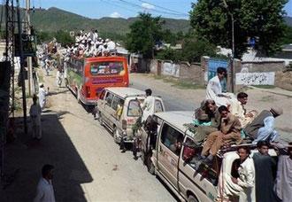 Local residents flee from Mingora, the main town of Pakistan troubled Swat Valley, Sunday, May 10, 2009.(AP Photo)
