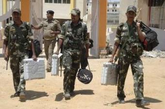 Indian&nbsp;soldiers&nbsp;carry&nbsp;electronic&nbsp;voting&nbsp;machines&nbsp;at&nbsp;a&nbsp;polling&nbsp;station&nbsp;ahead&nbsp;of&nbsp;the&nbsp;first&nbsp;phase&nbsp;of&nbsp;the&nbsp;five-phase&nbsp;general&nbsp;election&nbsp;for&nbsp;a&nbsp;new&nbsp;federal&nbsp;government,&nbsp;in&nbsp;the&nbsp;eastern&nbsp;Indian&nbsp;city&nbsp;of&nbsp;Ranchi&nbsp;April&nbsp;15,&nbsp;2009.&nbsp;The&nbsp;main&nbsp;battle&nbsp;of&nbsp;the&nbsp;April&nbsp;16-May&nbsp;13&nbsp;election&nbsp;will&nbsp;be&nbsp;between&nbsp;the&nbsp;Congress-led&nbsp;coalition,&nbsp;known&nbsp;as&nbsp;the&nbsp;United&nbsp;Progressive&nbsp;Alliance&nbsp;(UPA),&nbsp;and&nbsp;the&nbsp;National&nbsp;Democratic&nbsp;Alliance&nbsp;(NDA)&nbsp;led&nbsp;by&nbsp;the&nbsp;Hindu-nationalist&nbsp;Bharatiya&nbsp;Janata&nbsp;Party&nbsp;(BJP).REUTERS/Rajesh&nbsp;Kumar&nbsp;Sen(INDIA&nbsp;POLITICS&nbsp;ELECTIONS&nbsp;MILITARY)