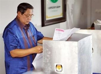 Indonesian President Susilo Bambang Yudhoyono checks his ballot paper while casting his vote at a polling station in Cikeas Bogor in April 2009. Indonesia's General Election Commission (KPU) announced Saturday that Yudhoyono's Democratic Party won the April general elections, a report said.(AFP/File/Adek Berry)