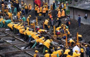 A&nbsp;large&nbsp;number&nbsp;of&nbsp;constructors&nbsp;converge&nbsp;on&nbsp;the&nbsp;renewal&nbsp;of&nbsp;railroad&nbsp;switch&nbsp;for&nbsp;expedition&nbsp;at&nbsp;the&nbsp;Hengxianhe&nbsp;Station,&nbsp;during&nbsp;an&nbsp;intensive&nbsp;renovation&nbsp;of&nbsp;the&nbsp;Baoji-Chengdu&nbsp;Railway,&nbsp;at&nbsp;Lueyang,&nbsp;northwest&nbsp;China's&nbsp;Shaanxi&nbsp;Province,&nbsp;May&nbsp;9,&nbsp;2009.&nbsp;The&nbsp;Xi'an&nbsp;Railway&nbsp;Administration&nbsp;mobilizes&nbsp;some&nbsp;5,000&nbsp;workers&nbsp;and&nbsp;150&nbsp;mechanical&nbsp;vehicles&nbsp;in&nbsp;9&nbsp;construction&nbsp;teams&nbsp;to&nbsp;kick&nbsp;off&nbsp;a&nbsp;50-day&nbsp;intensive&nbsp;renovation&nbsp;to&nbsp;the&nbsp;Baoji-Chengdu&nbsp;Railway,&nbsp;in&nbsp;a&nbsp;move&nbsp;to&nbsp;keep&nbsp;the&nbsp;overall&nbsp;quality&nbsp;of&nbsp;the&nbsp;railroad&nbsp;up-to-date&nbsp;and&nbsp;ensure&nbsp;the&nbsp;transport&nbsp;safety&nbsp;after&nbsp;the&nbsp;overall&nbsp;expedition&nbsp;of&nbsp;the&nbsp;transport&nbsp;speed&nbsp;on&nbsp;the&nbsp;Baoji-Chengdu&nbsp;Railway.&nbsp;(Xinhua/Tang&nbsp;Zhenjiang)