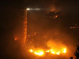A&nbsp;helicopter&nbsp;makes&nbsp;an&nbsp;evening&nbsp;water&nbsp;drop&nbsp;on&nbsp;the&nbsp;Jesusita&nbsp;fire&nbsp;in&nbsp;Santa&nbsp;Barbara,&nbsp;California&nbsp;the&nbsp;morning&nbsp;of&nbsp;May&nbsp;8,&nbsp;2009.&nbsp;The&nbsp;stubborn&nbsp;brush&nbsp;fire&nbsp;that&nbsp;consumed&nbsp;75&nbsp;foothill&nbsp;homes&nbsp;above&nbsp;the&nbsp;California&nbsp;coastal&nbsp;town&nbsp;of&nbsp;Santa&nbsp;Barbara&nbsp;raged&nbsp;with&nbsp;renewed&nbsp;ferocity&nbsp;for&nbsp;a&nbsp;fourth&nbsp;day&nbsp;on&nbsp;Friday,&nbsp;forcing&nbsp;at&nbsp;least&nbsp;30,000&nbsp;people&nbsp;to&nbsp;flee&nbsp;as&nbsp;it&nbsp;advanced&nbsp;on&nbsp;the&nbsp;city&nbsp;and&nbsp;two&nbsp;nearby&nbsp;communities.[Agencies]