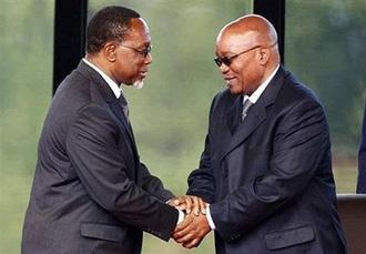 Outgoing&nbsp;South&nbsp;African&nbsp;President&nbsp;Kgalema&nbsp;Motlanthe&nbsp;(L)&nbsp;greets&nbsp;incoming&nbsp;President&nbsp;Jacob&nbsp;Zuma&nbsp;during&nbsp;Zuma's&nbsp;inauguration&nbsp;at&nbsp;the&nbsp;Union&nbsp;Buildings&nbsp;in&nbsp;Pretoria,&nbsp;South&nbsp;Africa,&nbsp;May&nbsp;9,&nbsp;2009.&nbsp;(AFP/POOL/File/Steve&nbsp;Crisp)