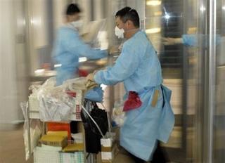 Japanese&nbsp;quarantine&nbsp;officials&nbsp;inspect&nbsp;a&nbsp;plane&nbsp;that&nbsp;arrived&nbsp;from&nbsp;Chicago&nbsp;at&nbsp;Narita&nbsp;airport&nbsp;in&nbsp;Tokyo.&nbsp;(AFP/Toshifumi&nbsp;Kitamura)