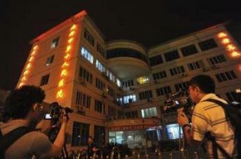 Journalists&nbsp;wait&nbsp;outside&nbsp;a&nbsp;hospital&nbsp;where&nbsp;a&nbsp;Chinese&nbsp;man&nbsp;is&nbsp;quarantined,&nbsp;the&nbsp;first&nbsp;confirmed&nbsp;case&nbsp;of&nbsp;the&nbsp;new&nbsp;H1N1&nbsp;strain&nbsp;of&nbsp;flu&nbsp;in&nbsp;mainland&nbsp;China,&nbsp;in&nbsp;Chengdu,&nbsp;Sichuan&nbsp;province&nbsp;May&nbsp;10,&nbsp;2009.&nbsp;Mainland&nbsp;China&nbsp;on&nbsp;Monday&nbsp;reported&nbsp;its&nbsp;first&nbsp;confirmed&nbsp;case&nbsp;of&nbsp;the&nbsp;new&nbsp;H1N1&nbsp;strain&nbsp;of&nbsp;flu,&nbsp;formerly&nbsp;referred&nbsp;to&nbsp;as&nbsp;swine&nbsp;flu,&nbsp;a&nbsp;man&nbsp;in&nbsp;southwestern&nbsp;Sichuan&nbsp;province&nbsp;who&nbsp;had&nbsp;flown&nbsp;home&nbsp;from&nbsp;the&nbsp;United&nbsp;States.&nbsp;Picture&nbsp;taken&nbsp;May&nbsp;10,&nbsp;2009.&nbsp;REUTERS/Stringer