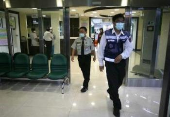 Security&nbsp;guards&nbsp;walk&nbsp;out&nbsp;of&nbsp;the&nbsp;entrance&nbsp;of&nbsp;the&nbsp;Taipei&nbsp;City&nbsp;Heping&nbsp;Hospital&nbsp;May&nbsp;11,&nbsp;2009.&nbsp;China&nbsp;quarantined&nbsp;more&nbsp;than&nbsp;130&nbsp;of&nbsp;the&nbsp;150&nbsp;passengers&nbsp;aboard&nbsp;a&nbsp;flight&nbsp;that&nbsp;carried&nbsp;a&nbsp;Chinese&nbsp;man&nbsp;who&nbsp;was&nbsp;the&nbsp;mainland's&nbsp;first&nbsp;suspected&nbsp;case&nbsp;of&nbsp;H1N1&nbsp;flu,&nbsp;the&nbsp;Xinhua&nbsp;news&nbsp;agency&nbsp;said&nbsp;on&nbsp;Monday.