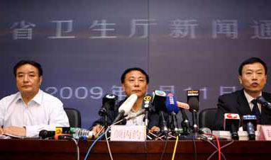 Officials&nbsp;of&nbsp;the&nbsp;Sichuan&nbsp;health&nbsp;department&nbsp;speak&nbsp;at&nbsp;a&nbsp;news&nbsp;briefing&nbsp;in&nbsp;Chengdu,&nbsp;southwest&nbsp;China's&nbsp;Sichuan&nbsp;Province,&nbsp;on&nbsp;May&nbsp;11,&nbsp;2009.&nbsp;A&nbsp;Chinese&nbsp;mainland&nbsp;male&nbsp;surnamed&nbsp;Bao&nbsp;who&nbsp;recently&nbsp;traveled&nbsp;back&nbsp;from&nbsp;the&nbsp;United&nbsp;States&nbsp;has&nbsp;tested&nbsp;positive&nbsp;for&nbsp;the&nbsp;A/H1N1&nbsp;influenza,&nbsp;China's&nbsp;ministry&nbsp;of&nbsp;health&nbsp;said&nbsp;Monday.&nbsp;It&nbsp;is&nbsp;first&nbsp;such&nbsp;case&nbsp;reported&nbsp;in&nbsp;China's&nbsp;mainland.&nbsp;(Xinhua/Chen&nbsp;Jianli)