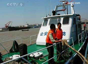 A&nbsp;fishing&nbsp;boat&nbsp;has&nbsp;sunk&nbsp;near&nbsp;the&nbsp;Yangtze&nbsp;River&nbsp;estuary&nbsp;in&nbsp;Shanghai.&nbsp;One&nbsp;person&nbsp;is&nbsp;confirmed&nbsp;dead&nbsp;and&nbsp;eight&nbsp;others&nbsp;are&nbsp;missing.