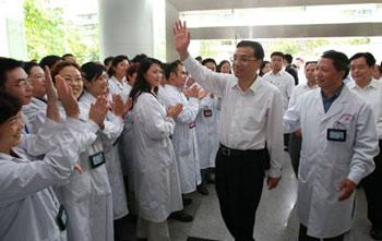 Chinese Vice Premier Li Keqiang (2nd R. front) gestures while visiting the Chengdu Infectious Disease Hospital, which accepted Chinese mainland's first confirmed A/H1N1 patient surnamed Bao, in Chengdu, capital of southwest China's Sichuan Province, May 11, 2009. (Xinhua/Pang Xinglei)