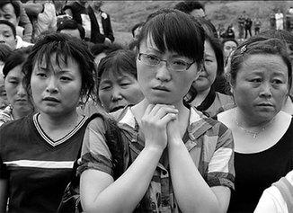 People&nbsp;pay&nbsp;their&nbsp;respect&nbsp;to&nbsp;dead&nbsp;earthquake&nbsp;victims&nbsp;in&nbsp;Beichuan,Sichuan&nbsp;province&nbsp;on&nbsp;Monday,&nbsp;one&nbsp;day&nbsp;before&nbsp;the&nbsp;first&nbsp;anniversary&nbsp;of&nbsp;the&nbsp;disaster&nbsp;which&nbsp;claimed&nbsp;nearly&nbsp;90,000&nbsp;lives.[Xu&nbsp;Jingxing]&nbsp;Photos:&nbsp;May&nbsp;12&nbsp;quake&nbsp;remembered&nbsp;across&nbsp;China
