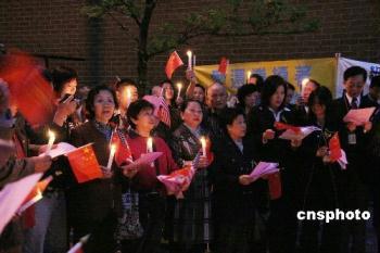 Many Chinese overseas have also held activities to commemorate one year since the devastating earthquake. In the United States, 150 college students from Sichuan province came together to mark the occasion.