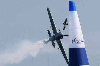 Austrian&nbsp;pilot&nbsp;Hannes&nbsp;Arch&nbsp;hits&nbsp;a&nbsp;bird&nbsp;in&nbsp;the&nbsp;final&nbsp;four&nbsp;at&nbsp;the&nbsp;second&nbsp;round&nbsp;of&nbsp;the&nbsp;2009&nbsp;Red&nbsp;Bull&nbsp;Air&nbsp;Race&nbsp;World&nbsp;Championship&nbsp;in&nbsp;San&nbsp;Diego,&nbsp;US,&nbsp;May&nbsp;10,&nbsp;2009.&nbsp;[Agencies]
