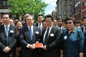 Huang Kejiang (2nd, R, Front), executive chairman of the Chinese federation of East America, delivers donation money to Chinese Consul General in New York Peng Keyu(2nd, L, Front) in the Chinatown of New York City, the United States, May 12, 2009. A mourning ceremony sponsored by the Chinese federation of East America on Tuesday to mark the first anniversary of the May 12, 2008 earthquake. (Xinhua/Wang Jiangang)