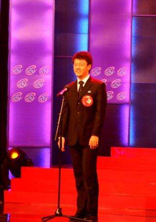 决赛三号选手施宇鹏获“现场人气最旺奖”,投我票的同志们,你们谁想给我颁奖阿?