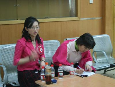 赛前备战，决赛第一天唯一的一位女选手