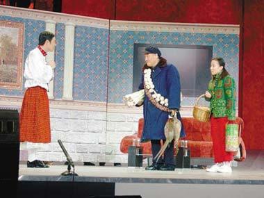 Zhao Benshan is rehearsaling with his partners.