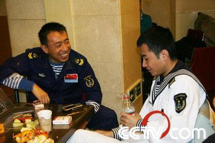 Actor Fan Lei(L)