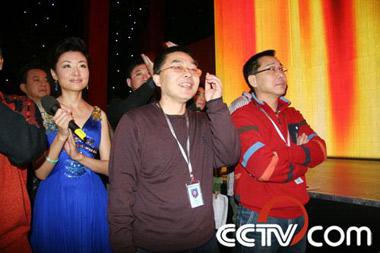 Zhou Tao is watching the performance with other staffs