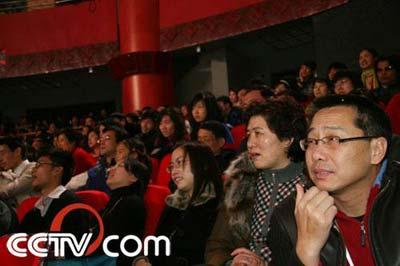 Field Audiences from rehearsal of Spring Festival pay their attention to the programs