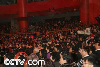 Field Audiences from rehearsal of Spring Festival pay their attention to the programs