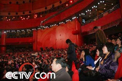 Field Audiences from rehearsal of Spring Festival pay their attention to the programs
