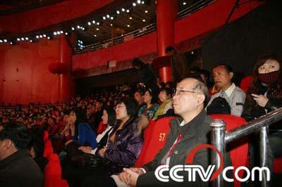 Field Audiences from rehearsal of Spring Festival pay their attention to the programs