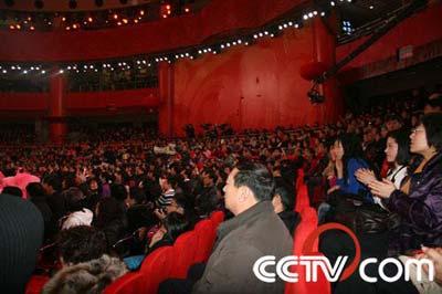 Field Audiences from rehearsal of Spring Festival pay their attention to the programs